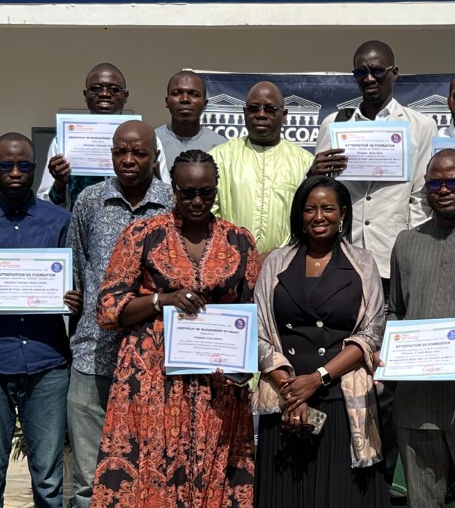 Des participants à la formation d'ESEBAT avec leur attestation